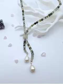 Колье-галстук из пренита с жемчугом