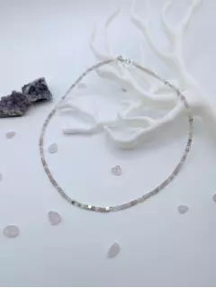 Чокер из кубического розового кварца с серебряными бусинами