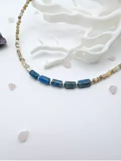 Чокер из бежевого перламутра и апатита