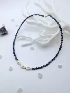 Чокер из содалита с ракушками