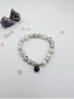 Браслет из магнезита и лунного камня с подвеской из содалита