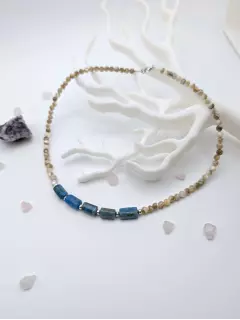 Чокер из бежевого перламутра и апатита