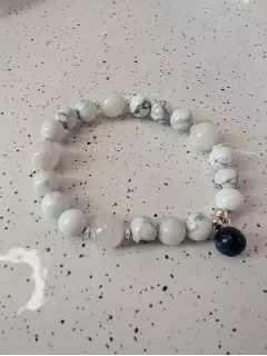 Браслет из магнезита и лунного камня с подвеской из содалита