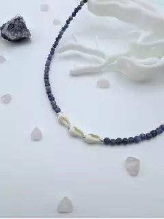 Чокер из содалита с ракушками