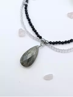 Колье из синтетической шпинели с лабрадором-каплей