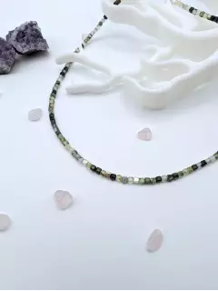 Чокер из кубических пренитов с серебряными бусинами