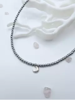 Чокер из гематина с серебряным полумесяцем