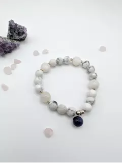 Браслет из магнезита и лунного камня с подвеской из содалита