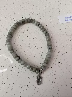 Браслет из лабрадора с подвеской-пером