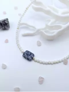 Чокер из перламутра с содалитом