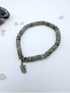 Браслет из лабрадора с подвеской-пером