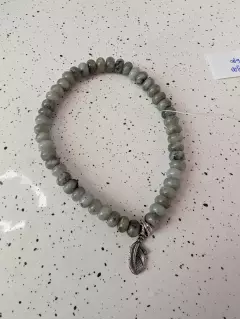 Браслет из лабрадора с подвеской-пером