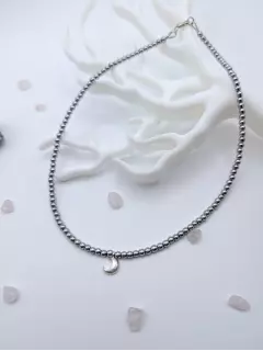 Чокер из гематина с серебряным полумесяцем